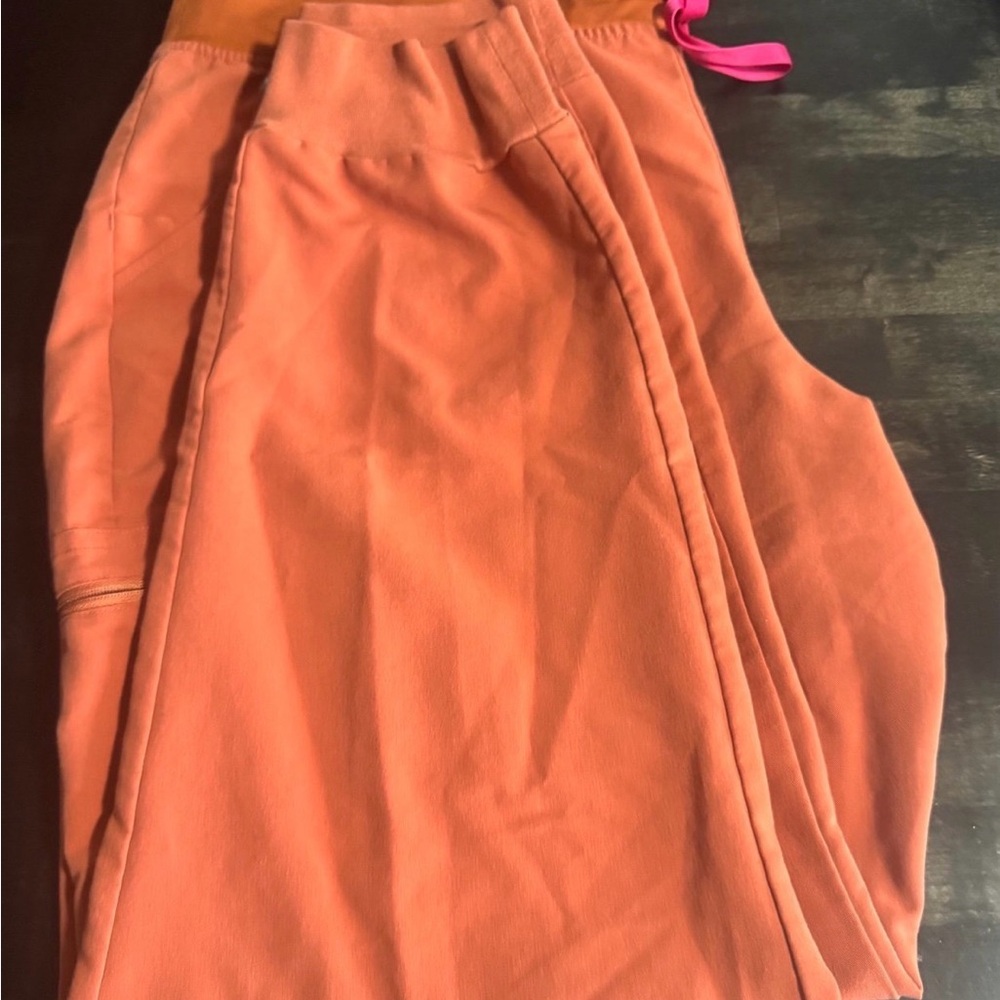 🍂 Figs Women's Terracotta XL Rafaela Top & 2X Zamora Jogger Scrub w Pink Tie Set - Picture 3 of 7